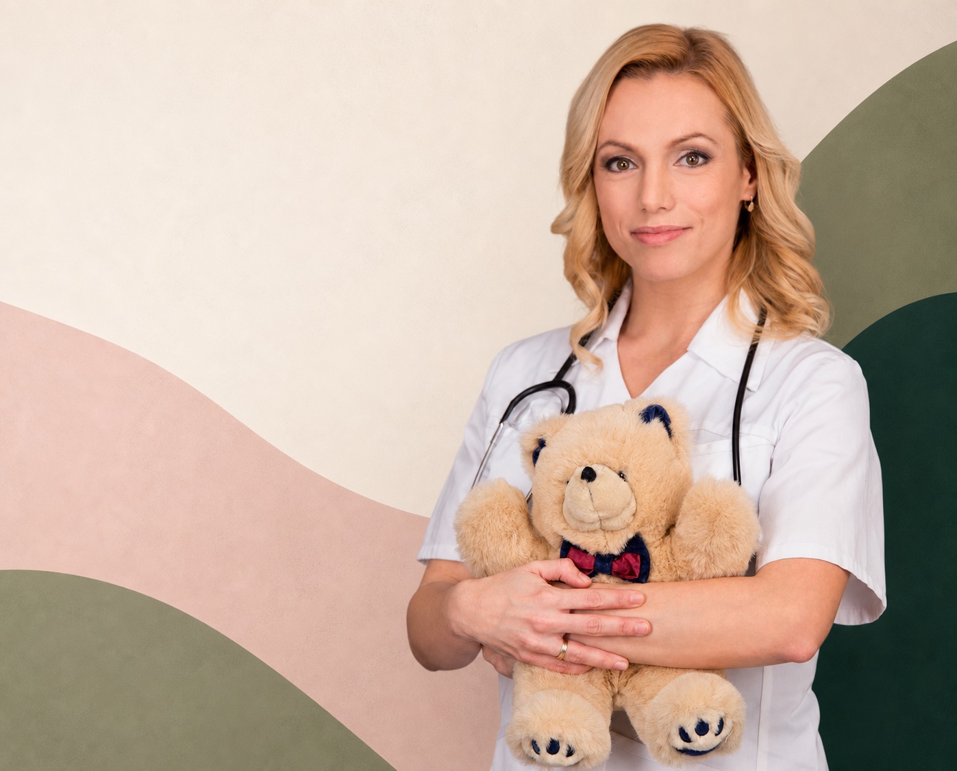 dr. Wéber Gabriella gyermeksebész egy játékmackóval